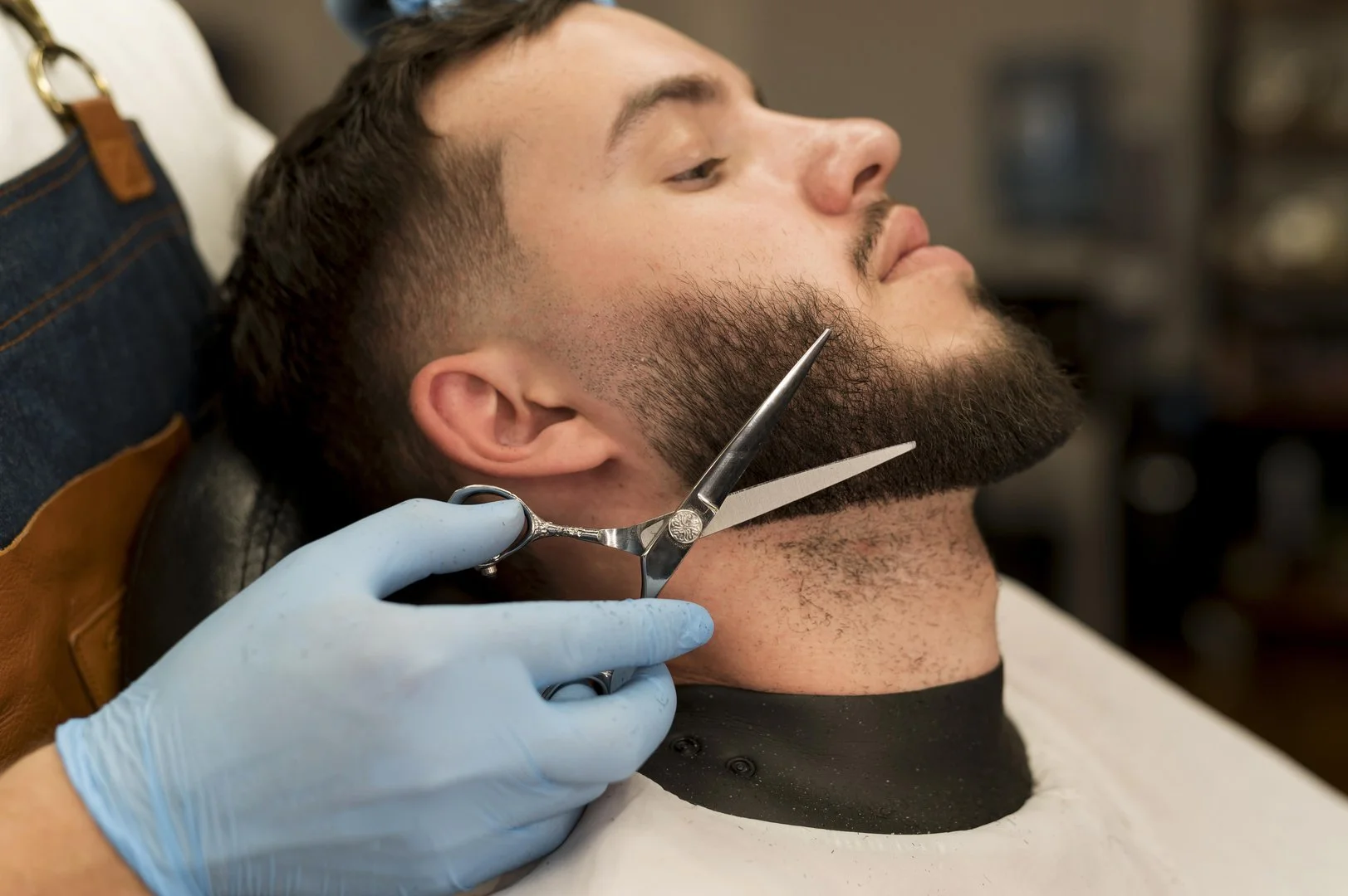 Imagen de barbería 1 - Transforma tu look con nuestros cortes, tintes y cuidado de barba.