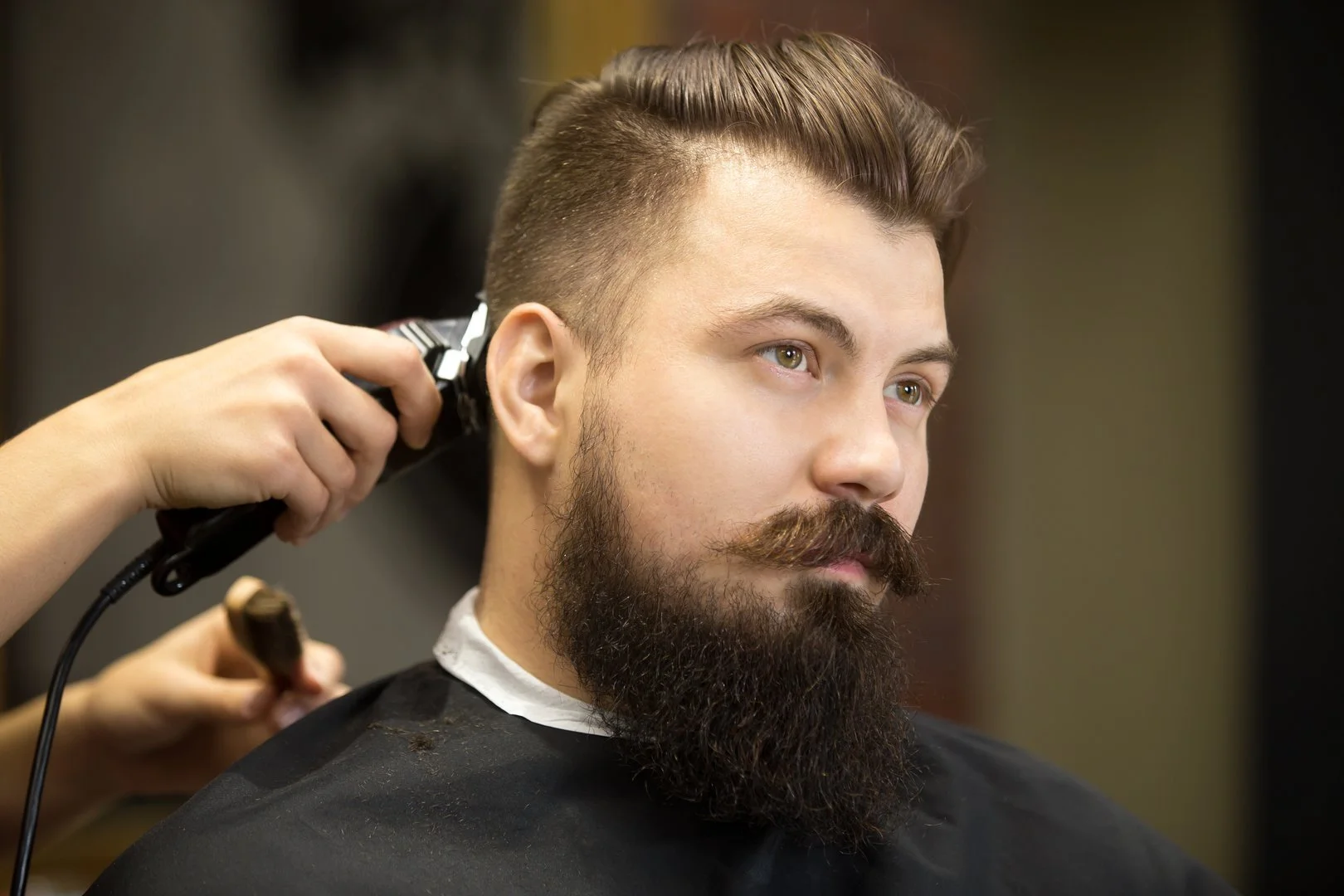 Imagen de barbería 3 - Transforma tu look con nuestros cortes, tintes y cuidado de barba.